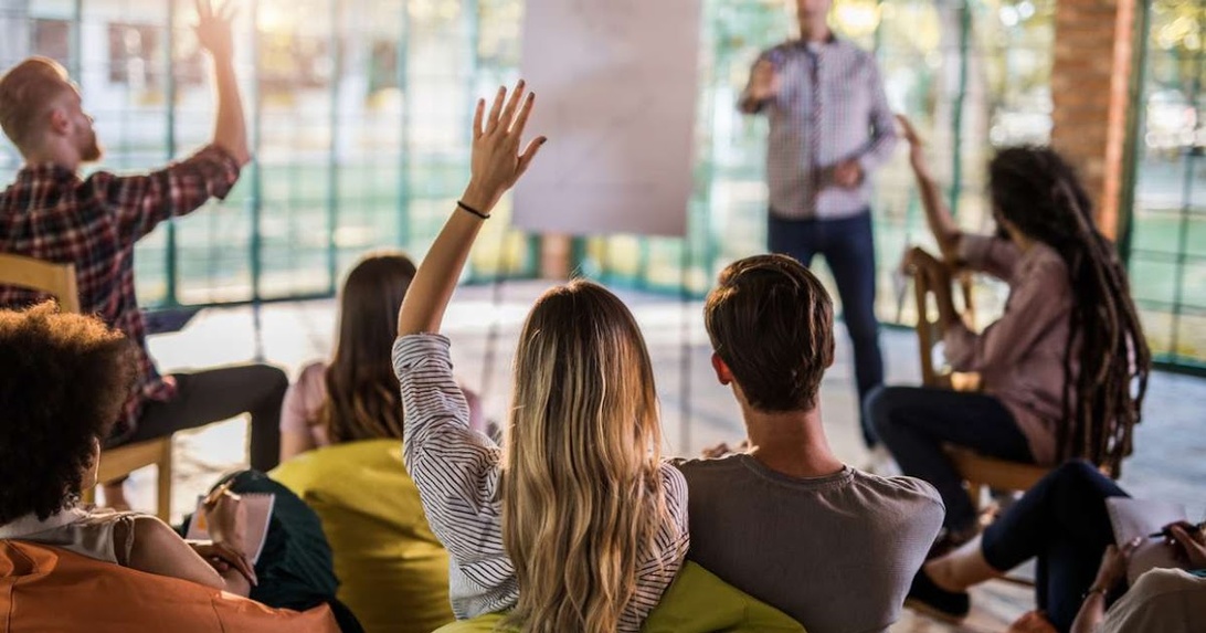 Medarbejdere deltager aktivt i en workshop, hvilket fremhæver vigtigheden af engagement, vidensdeling og kontinuerlig læring for en levende virksomhedskultur. Sådanne sessioner er nøglen til udvikling.